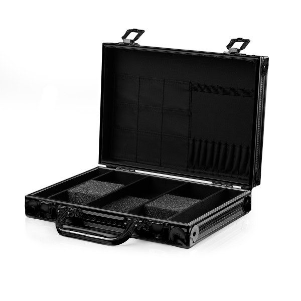 Schwarze Aluminium-Dartkoffer mit Innenfächern für Dartzubehör.