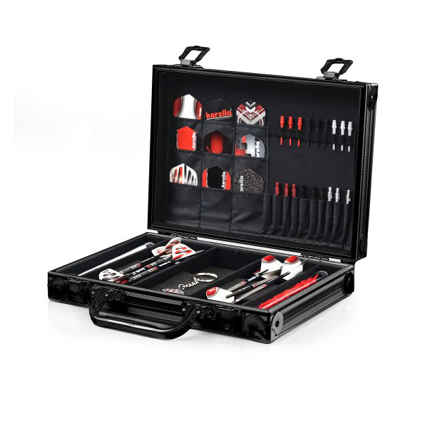 Dart-Set in schwarzer Tragetasche mit Zubehör für Dartspieler.