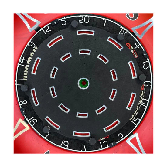 Dart Zielscheibe mit Zielmarkierungen und Nummern auf rotem Hintergrund.