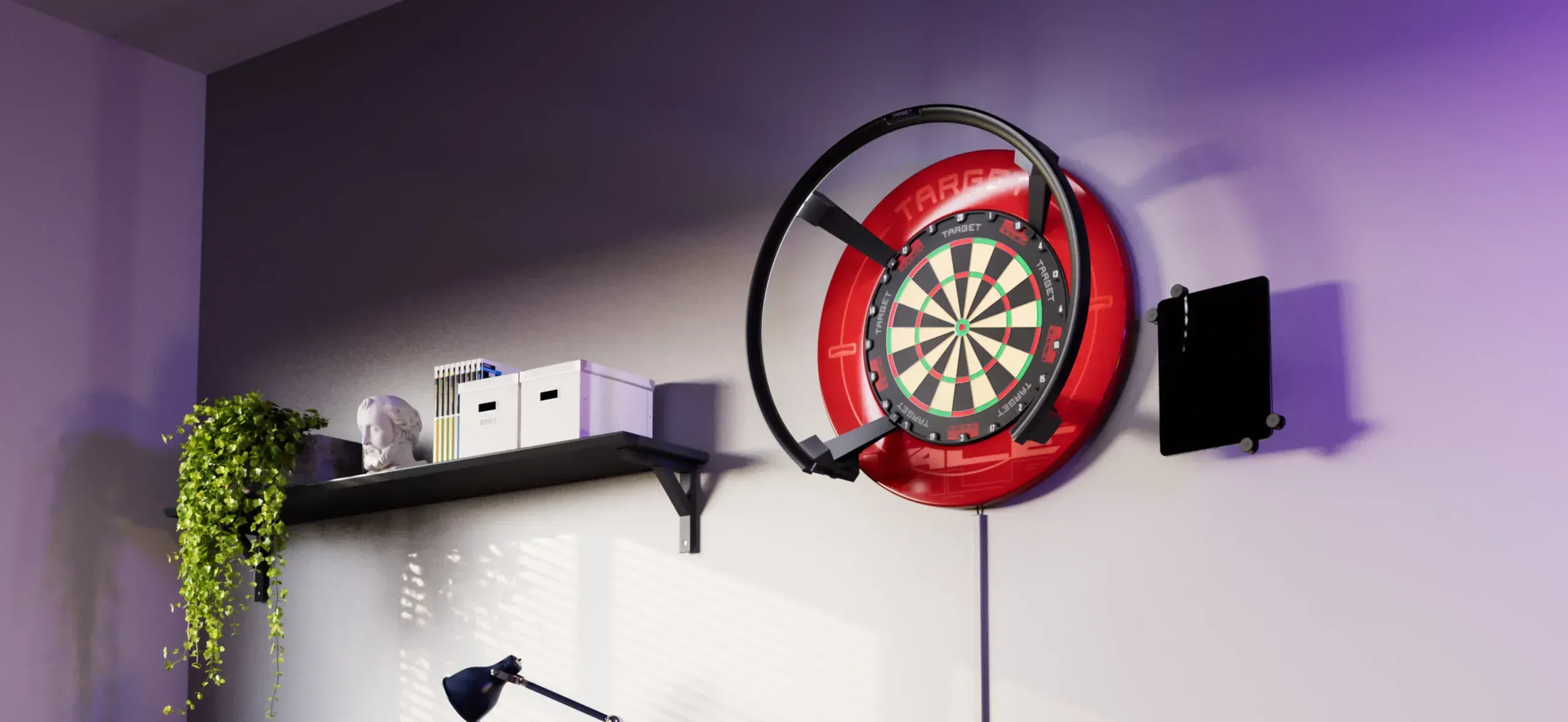 Elektronisches Dartboard mit digitaler Anzeige und Zubehör in Spielraum.