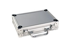 Luxus Dartkoffer aus Aluminium mit robustem Design und Tragegriff.