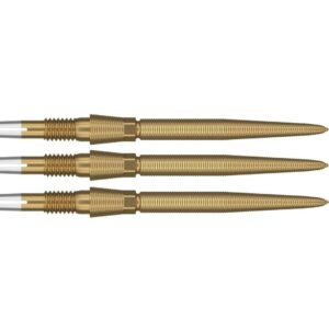Drei goldene Dartpfeile mit spitzen Spitzen auf weißem Hintergrund.