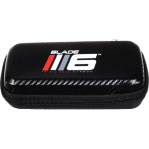 Winmau Blade 6 Dart Case aus Carbon mit Logo, ideal für Dartzubehör.