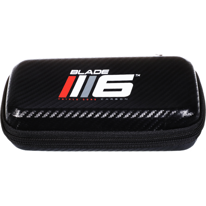 Winmau Blade 6 Dart Case aus Carbon mit Logo, ideal für Dartzubehör.