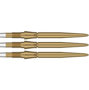 Drei goldene Dartpfeile mit scharfen Spitzen auf weißem Hintergrund.